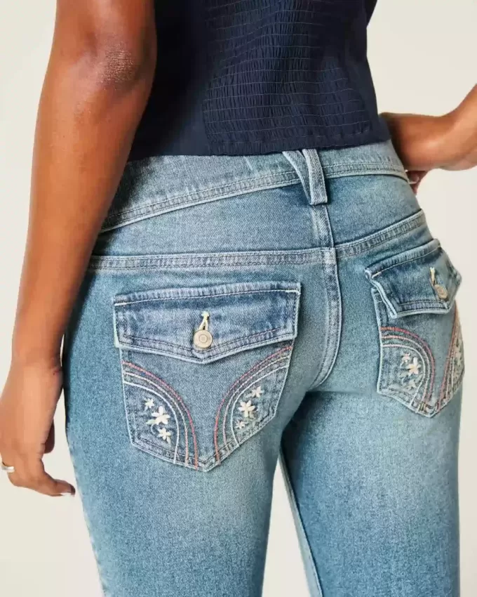 Blugi bootcut cu talie joasă, cu spălare medie, cu flori brodate Blugi bootcut cu talie joasă, cu spălare medie, cu flori brodate