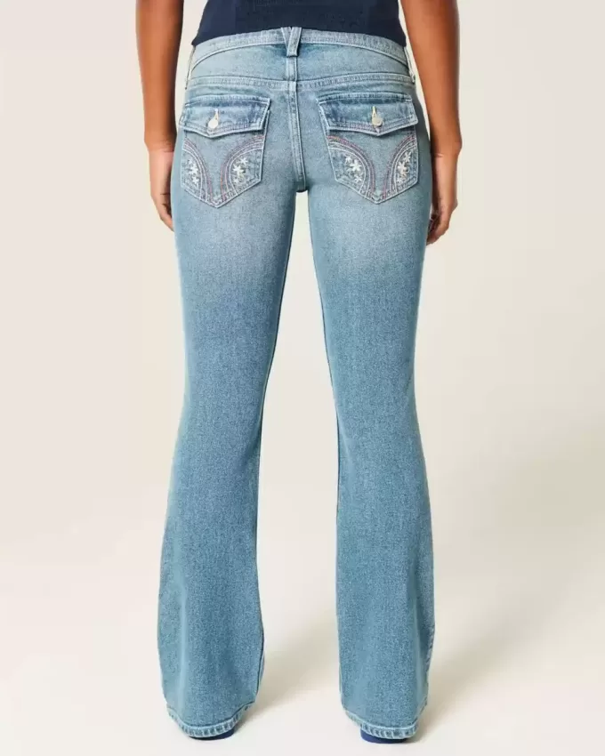 Blugi bootcut cu talie joasă, cu spălare medie, cu flori brodate Blugi bootcut cu talie joasă, cu spălare medie, cu flori brodate