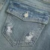 Blugi cu talie joasă cu broderie fluture cu spălare medie