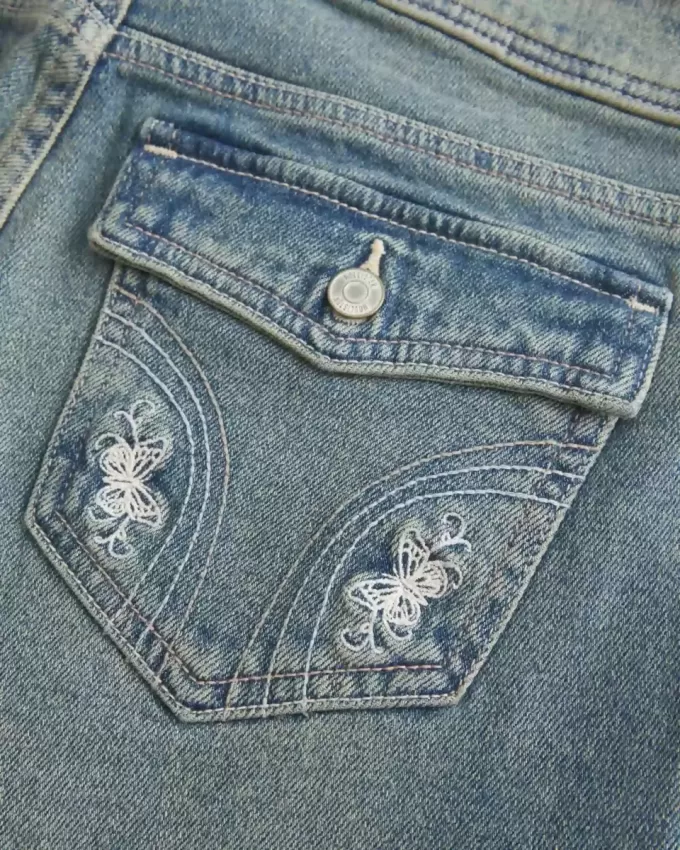 Blugi cu talie joasă cu broderie fluture cu spălare medie