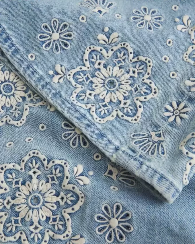Blugi evazați cu talie joasă, cu spalare ușoară, cu broderie florală