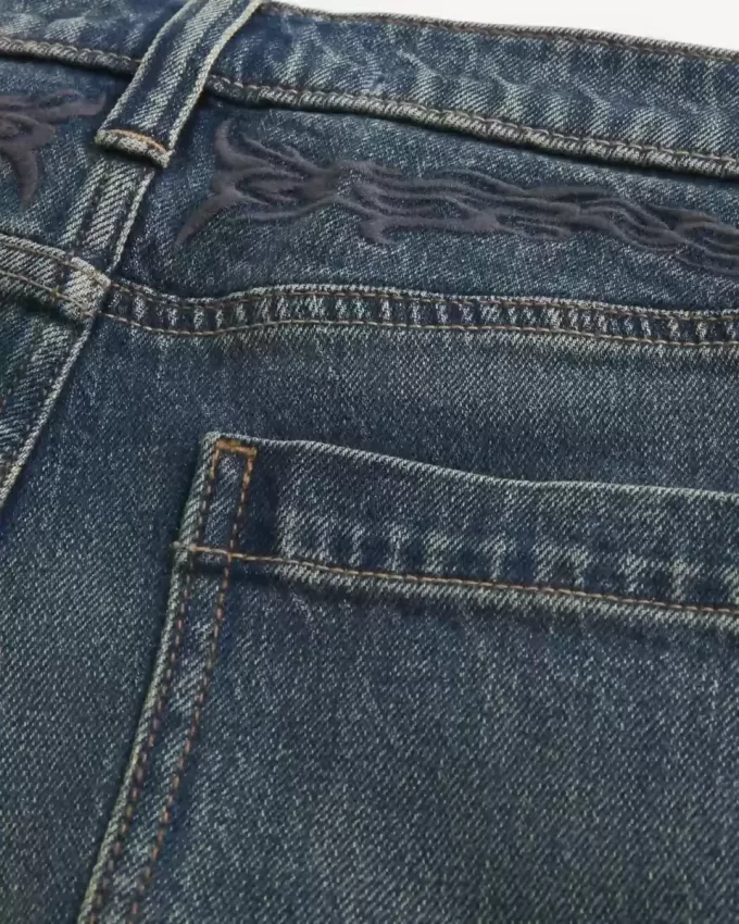 Blugi largi brodați de culoare închisă Blugi largi brodați de culoare închisă