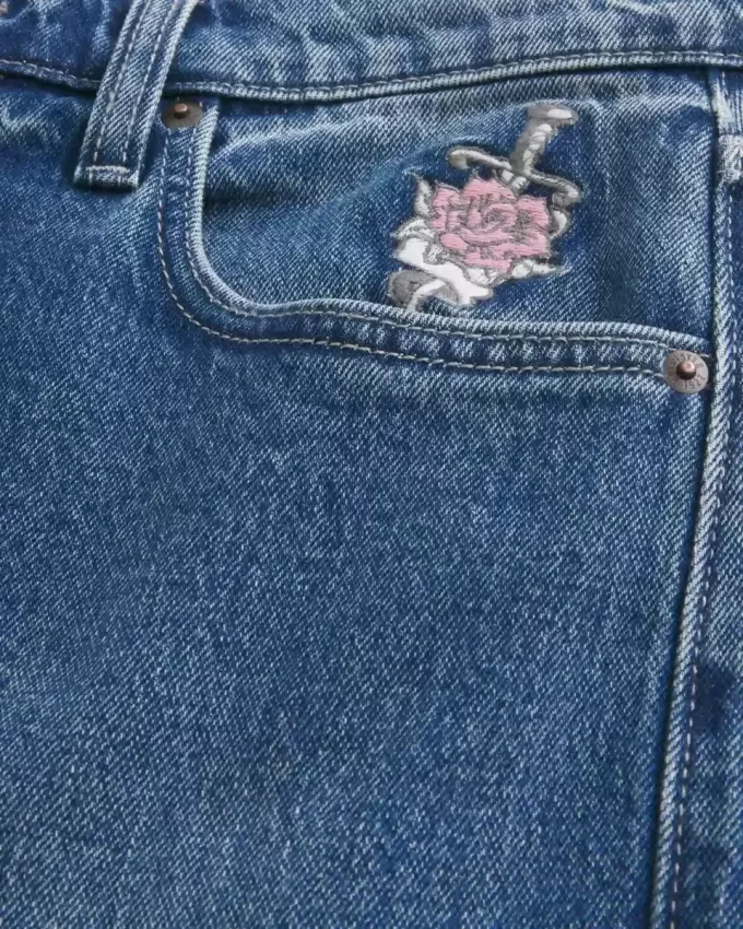 Blugi largi cu grafic roz de culoare închisă Blugi largi cu grafic roz de culoare închisă
