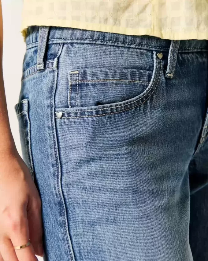 Blugi largi, cu talie joasă, cu spalare medie, cu inimioare împânzite Blugi largi, cu talie joasă, cu spalare medie, cu inimioare împânzite