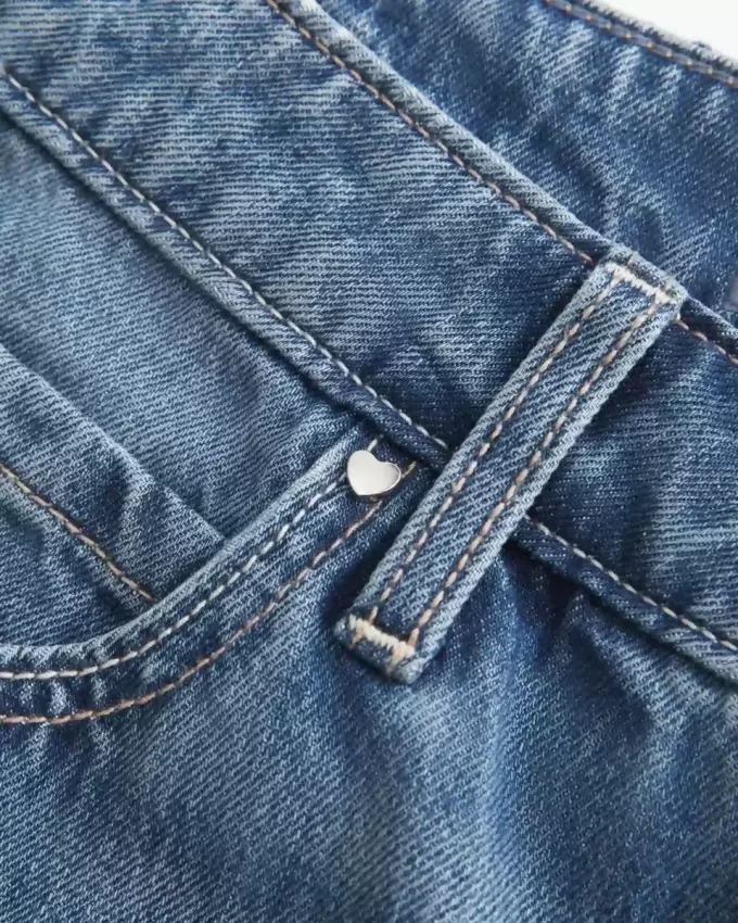 Blugi largi, cu talie joasă, cu spalare medie, cu inimioare împânzite Blugi largi, cu talie joasă, cu spalare medie, cu inimioare împânzite
