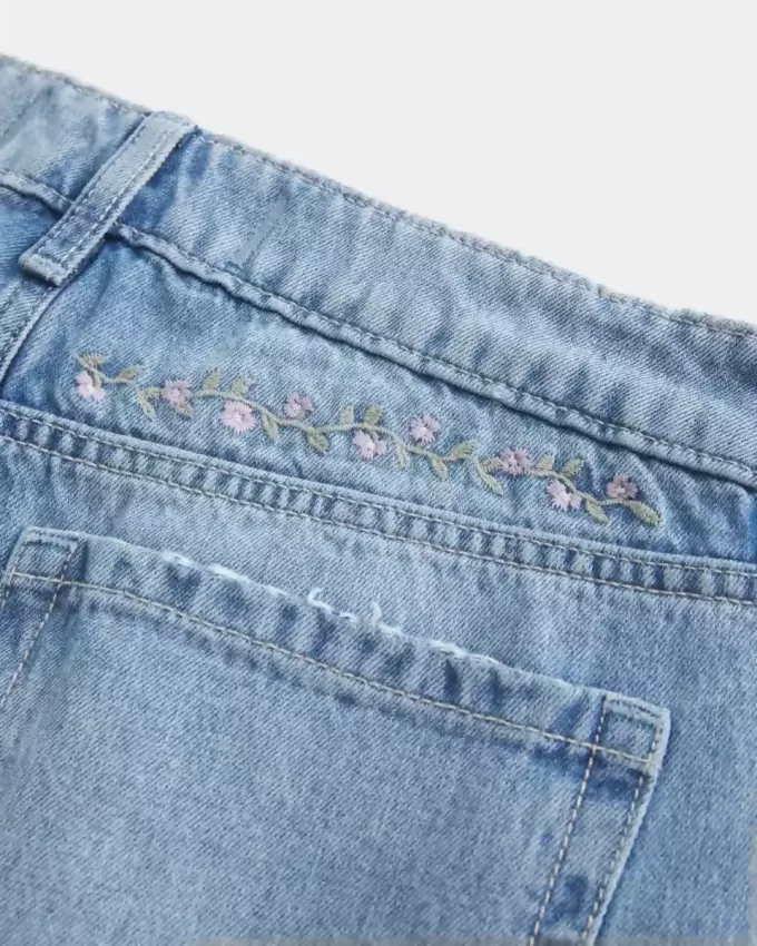 Blugi largi, cu talie joasă, cu spălare medie, cu broderie florală Blugi largi, cu talie joasă, cu spălare medie, cu broderie florală