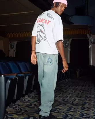 Blugi largi skater cu zaruri brodate cu spalare usoara Blugi largi skater cu zaruri brodate cu spalare usoara