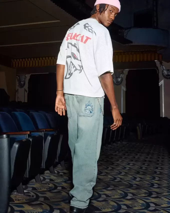 Blugi largi skater cu zaruri brodate cu spalare usoara Blugi largi skater cu zaruri brodate cu spalare usoara