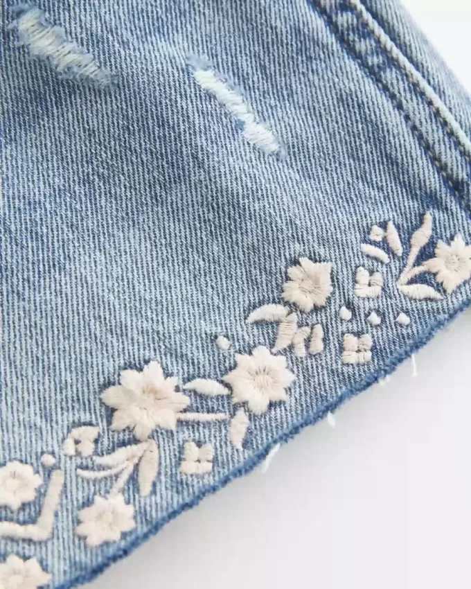 Mini pantaloni scurți din denim brodat cu talie foarte joasă Mini pantaloni scurți din denim brodat cu talie foarte joasă
