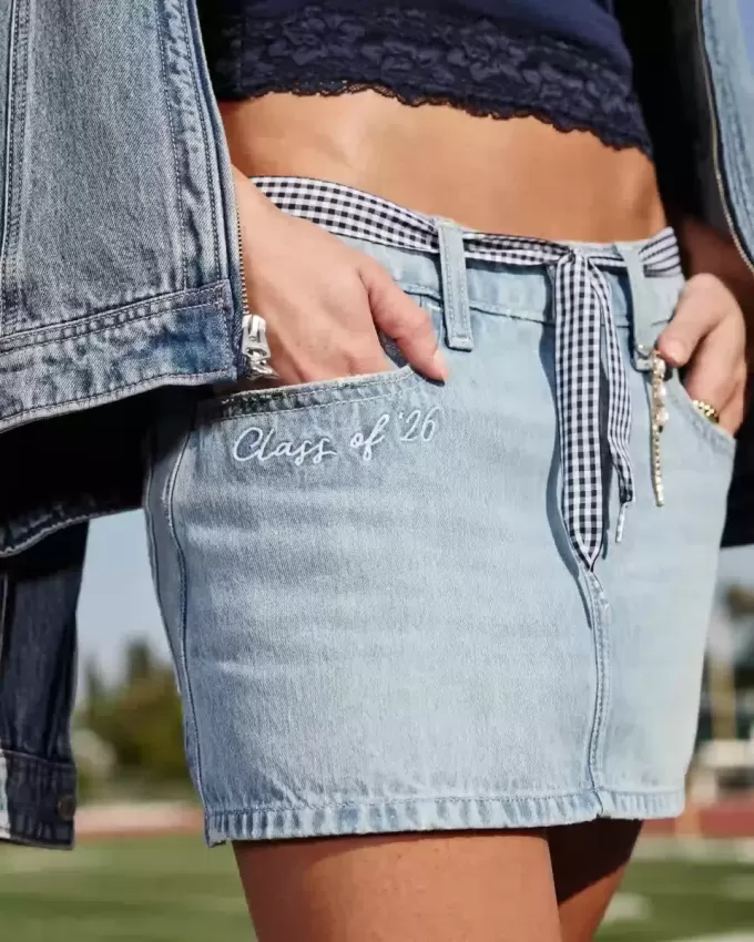 Mini-short din denim din clasa ’26 cu talie joasă Mini-short din denim din clasa ’26 cu talie joasă