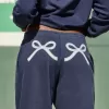 Pantaloni de sport largi cu funda grafică Pantaloni de sport largi cu funda grafică