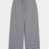 Pantaloni largi cu tragere din tricot Pantaloni largi cu tragere din tricot