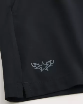 Pantaloni scurți activi cu logo la jumătatea coapsei