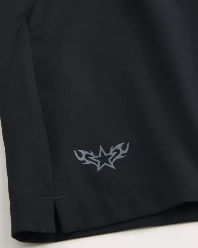 Pantaloni scurți activi cu logo la jumătatea coapsei