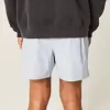 Pantaloni scurți activi cu logo la jumătatea coapsei
