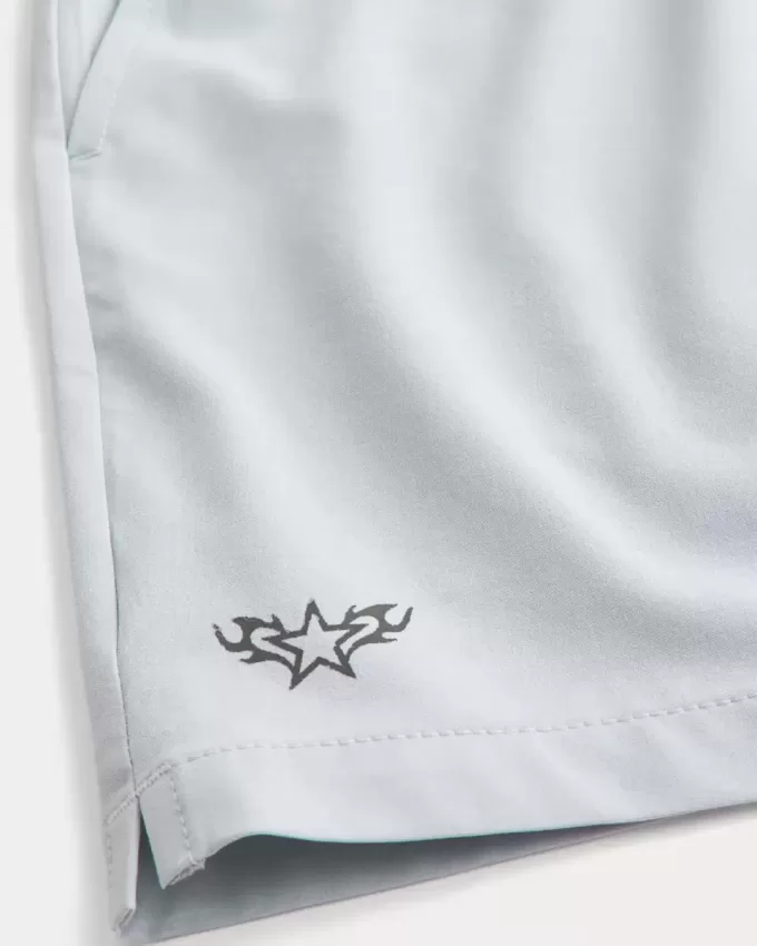 Pantaloni scurți activi cu logo la jumătatea coapsei