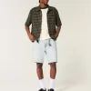 Pantaloni scurți de denim largi deasupra genunchiului Pantaloni scurți de denim largi deasupra genunchiului
