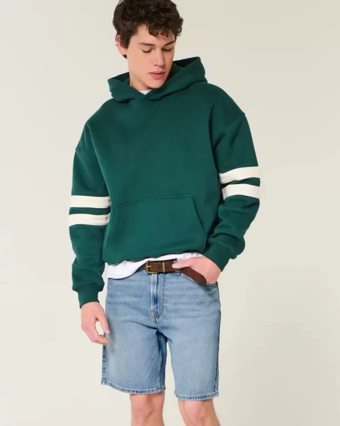 Pantaloni scurți de denim largi deasupra genunchiului Pantaloni scurți de denim largi deasupra genunchiului