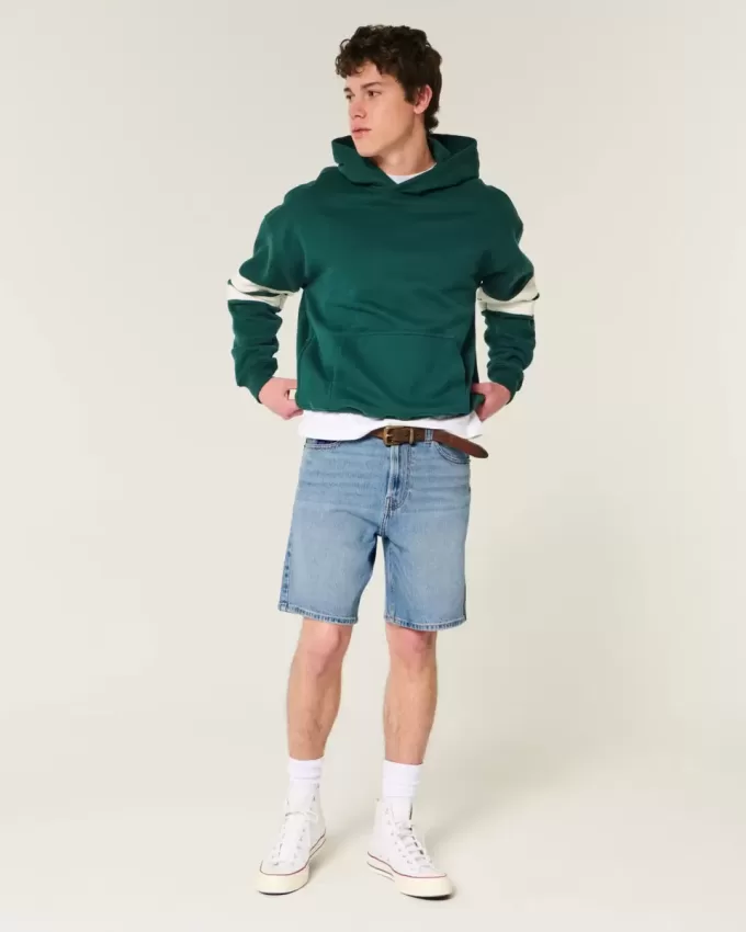 Pantaloni scurți de denim largi deasupra genunchiului Pantaloni scurți de denim largi deasupra genunchiului