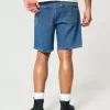 Pantaloni scurți de denim largi deasupra genunchiului Pantaloni scurți de denim largi deasupra genunchiului