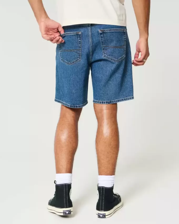 Pantaloni scurți de denim largi deasupra genunchiului Pantaloni scurți de denim largi deasupra genunchiului