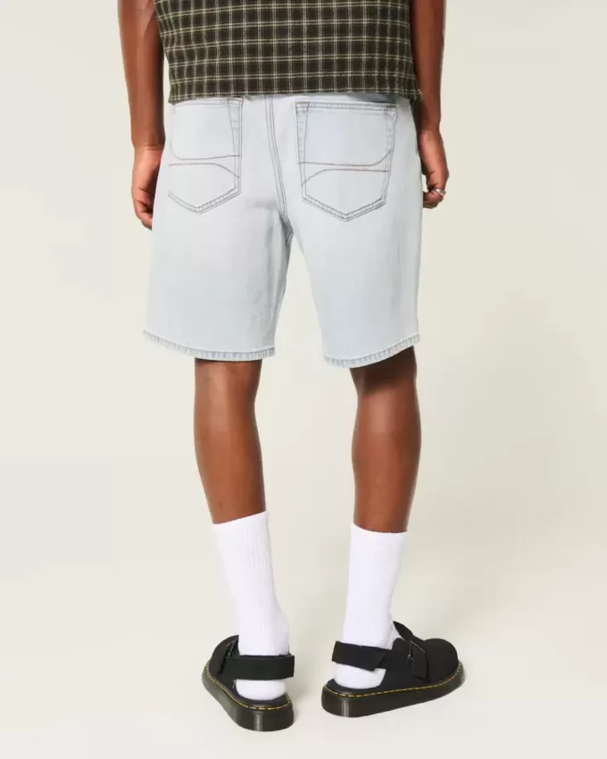 Pantaloni scurți de denim largi deasupra genunchiului Pantaloni scurți de denim largi deasupra genunchiului