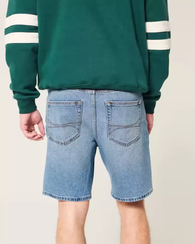 Pantaloni scurți de denim largi deasupra genunchiului Pantaloni scurți de denim largi deasupra genunchiului