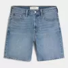 Pantaloni scurți de denim largi deasupra genunchiului Pantaloni scurți de denim largi deasupra genunchiului