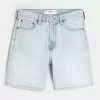 Pantaloni scurți de denim largi deasupra genunchiului Pantaloni scurți de denim largi deasupra genunchiului