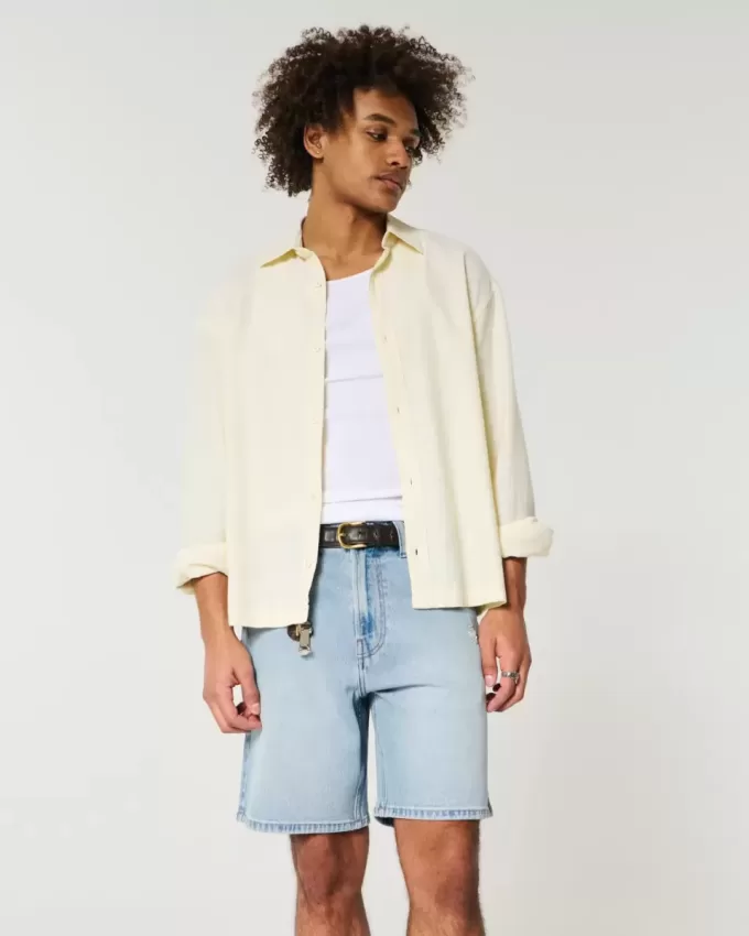 Pantaloni scurți de denim largi, învechiți deasupra genunchiului Pantaloni scurți de denim largi, învechiți deasupra genunchiului