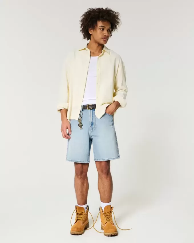 Pantaloni scurți de denim largi, învechiți deasupra genunchiului Pantaloni scurți de denim largi, învechiți deasupra genunchiului