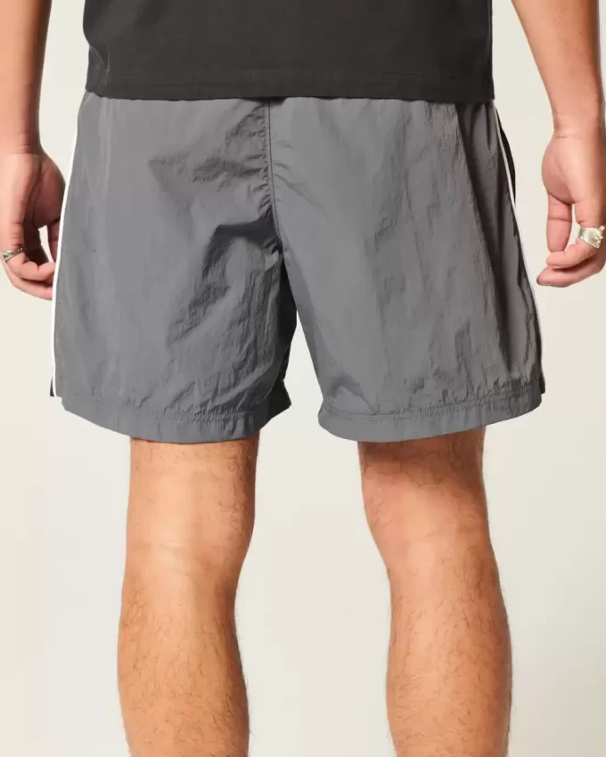 Pantaloni scurți de fotbal largi la jumătatea coapsei Pantaloni scurți de fotbal largi la jumătatea coapsei