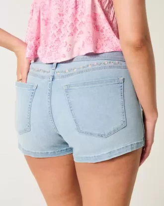 Pantaloni scurți din denim, cu talie joasă, cu decolorare ușoară, brodate florale
