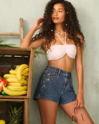 Pantaloni scurți din denim cu talie înaltă, cu spalare medie, brodate florale