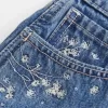 Pantaloni scurți din denim cu talie înaltă, cu spalare medie, brodate florale Pantaloni scurți din denim cu talie înaltă, cu spalare medie, brodate florale