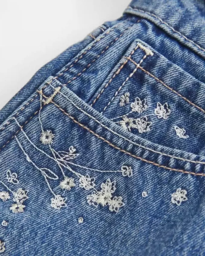 Pantaloni scurți din denim cu talie înaltă, cu spalare medie, brodate florale Pantaloni scurți din denim cu talie înaltă, cu spalare medie, brodate florale