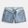 Pantaloni scurți din denim largi, cu talie rabatabilă, cu spalare medie, 5″ Pantaloni scurți din denim largi, cu talie rabatabilă, cu spalare medie, 5″