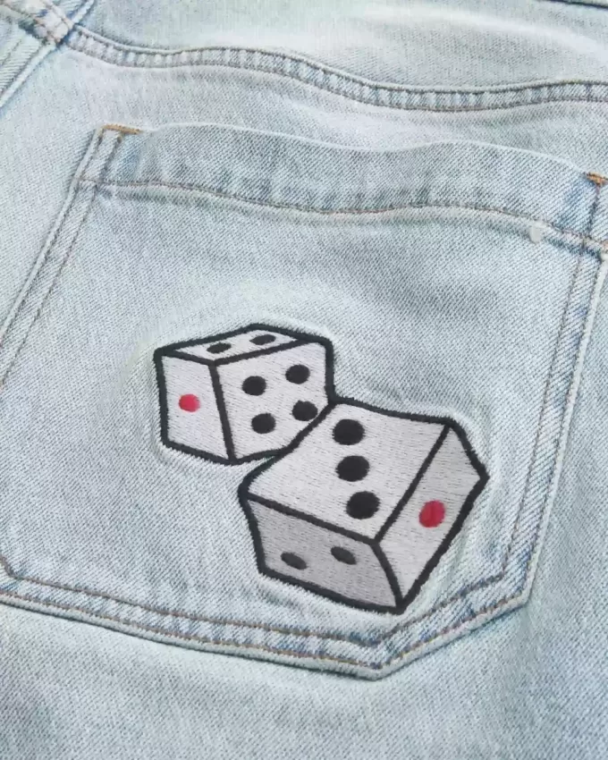 Pantaloni scurți din denim super largi cu grafic Dice Light Wash