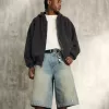 Pantaloni scurți din denim super largi, cu spălare medie unsă