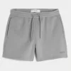 Pantaloni scurți Hollister Feel Good Fleece la mijlocul coapsei Pantaloni scurți Hollister Feel Good Fleece la mijlocul coapsei