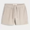 Pantaloni scurți Hollister Feel Good Fleece la mijlocul coapsei Pantaloni scurți Hollister Feel Good Fleece la mijlocul coapsei