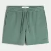 Pantaloni scurți Hollister Feel Good Fleece la mijlocul coapsei