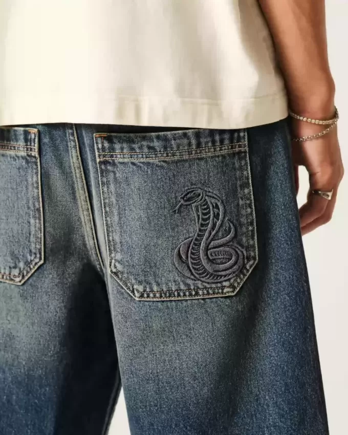 Pantaloni scurți largi din denim cu grafic șarpe