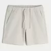 Pantaloni scurti deasupra genunchiului Pantaloni scurti deasupra genunchiului
