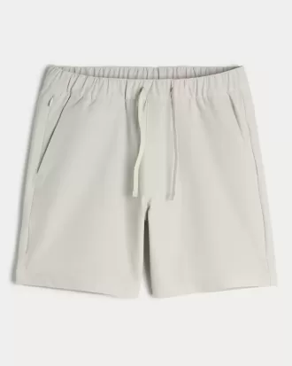 Pantaloni scurti deasupra genunchiului