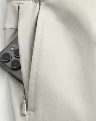 Pantaloni scurti deasupra genunchiului