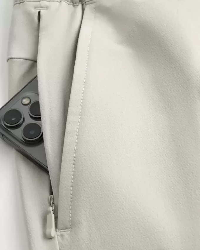 Pantaloni scurti deasupra genunchiului Pantaloni scurti deasupra genunchiului
