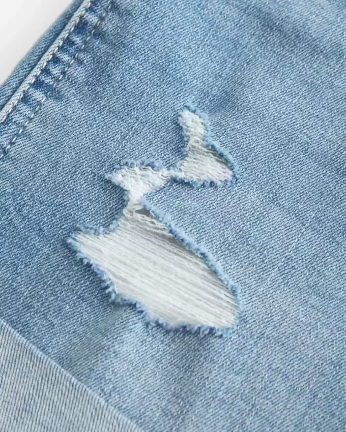 Pantaloni scurti din denim cu talie înaltă, rupte, cu spalare medie Pantaloni scurti din denim cu talie înaltă, rupte, cu spalare medie