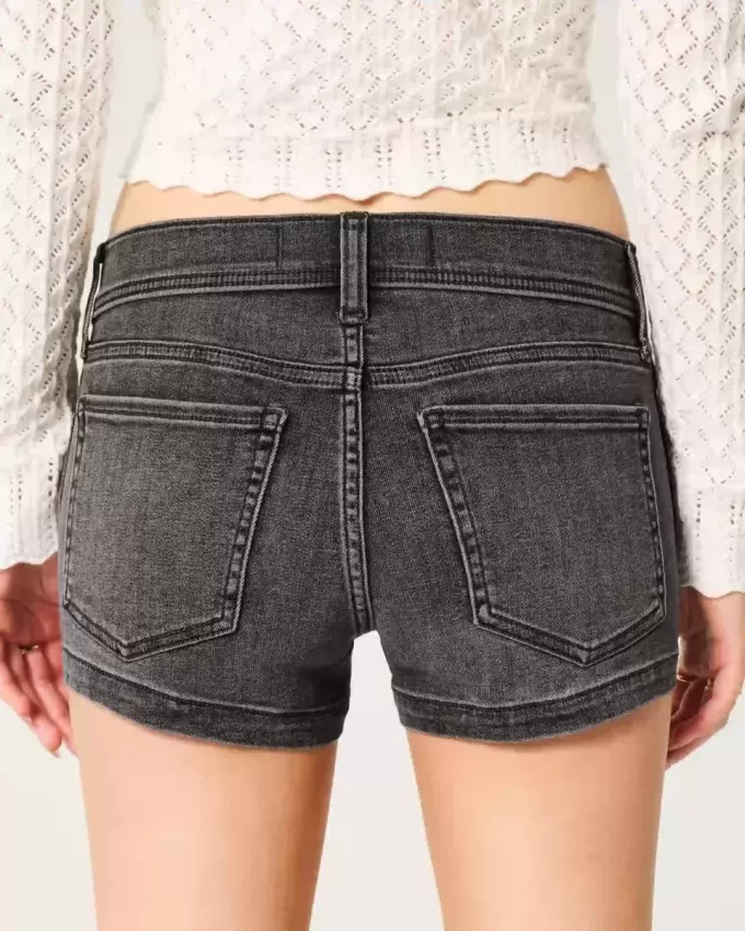 Pantaloni scurti din denim negru spalat cu talie joasa Pantaloni scurti din denim negru spalat cu talie joasa