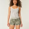 Pantaloni scurti Y2K Camo cu talie joasa din sarg Pantaloni scurti Y2K Camo cu talie joasa din sarg